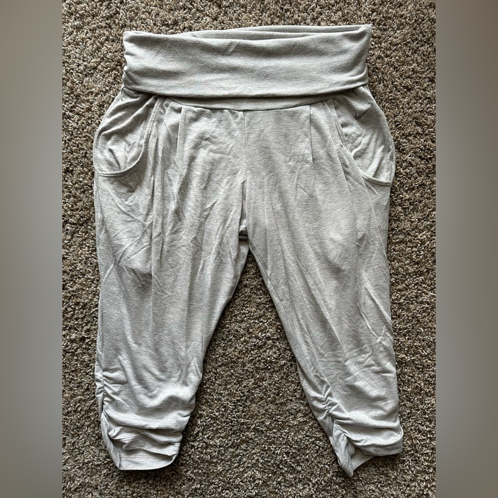 Women’s Nike Stretchy Yoga Capri Pants Size M